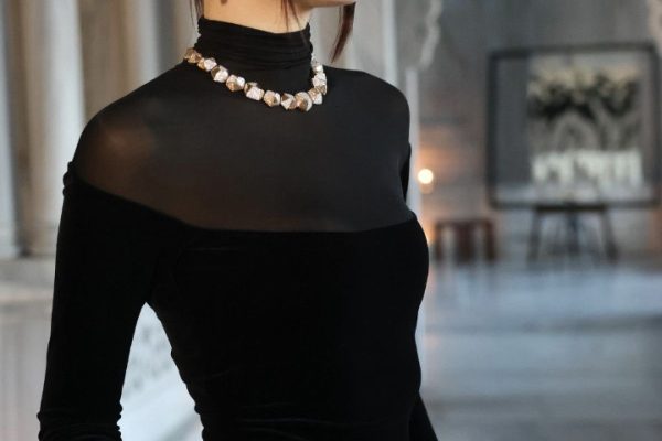Hande Erçel’in İngilizce konuşması beğenilmedi